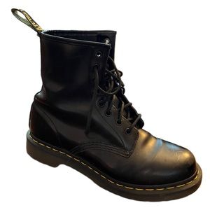 Doc Martens Black Size Women 9 and Men 8 (41 Euro, 7 UK)